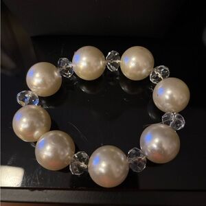 Elegant Pearl and Crystal Bracelet
